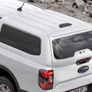 Trda streha s stranskimi okni, Frozen white bela